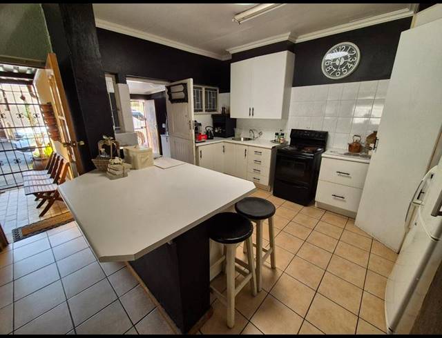 5 BEDROOM TOWNHOUSE FOR SALE IN FLORAUNA